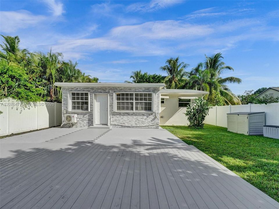 For Sale: $778,000 (2 beds, 2 baths, 1212 Square Feet)