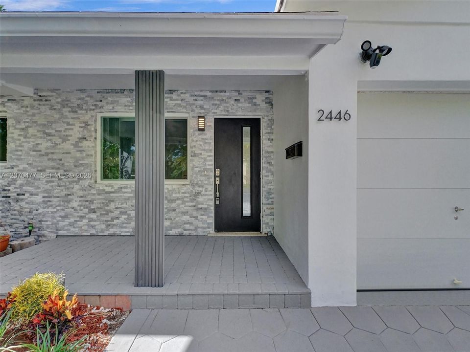For Sale: $778,000 (2 beds, 2 baths, 1212 Square Feet)