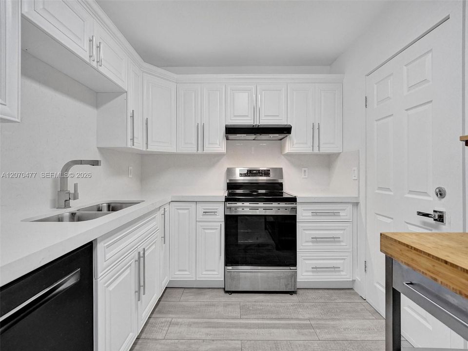 For Sale: $778,000 (2 beds, 2 baths, 1212 Square Feet)