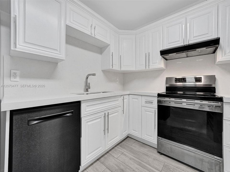 For Sale: $778,000 (2 beds, 2 baths, 1212 Square Feet)