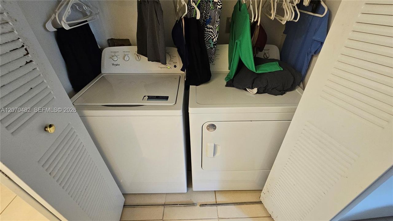 For Sale: $235,000 (2 beds, 1 baths, 920 Square Feet)