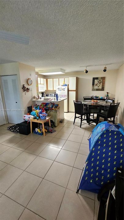 For Sale: $235,000 (2 beds, 1 baths, 920 Square Feet)