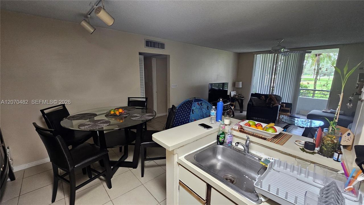 For Sale: $235,000 (2 beds, 1 baths, 920 Square Feet)