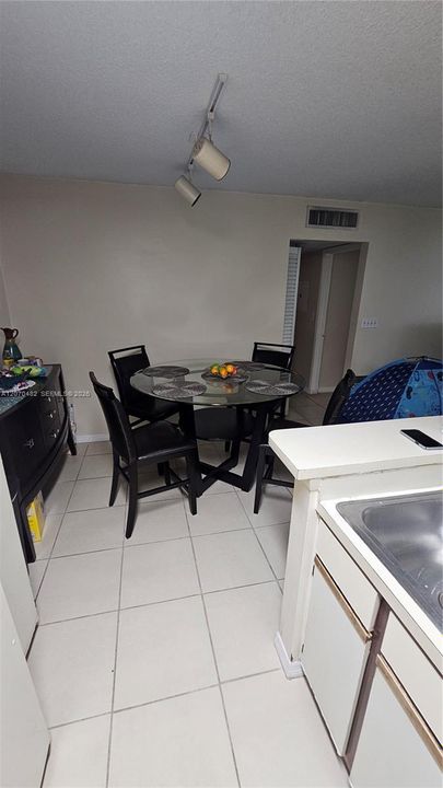 For Sale: $235,000 (2 beds, 1 baths, 920 Square Feet)