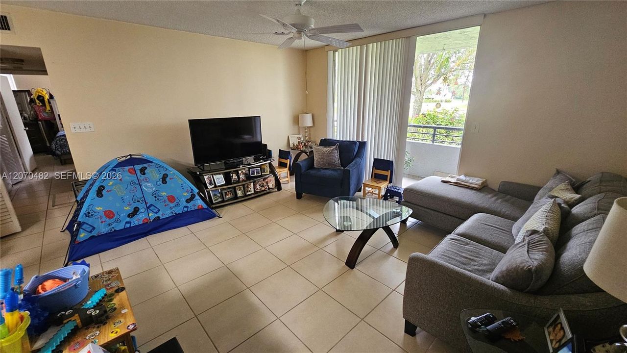 For Sale: $235,000 (2 beds, 1 baths, 920 Square Feet)