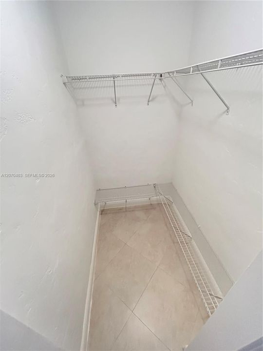 WALKING CLOSET