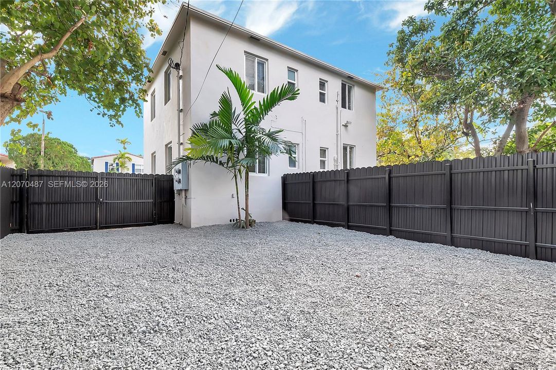 For Rent: $3,200 (2 beds, 1 baths, 750 Square Feet)