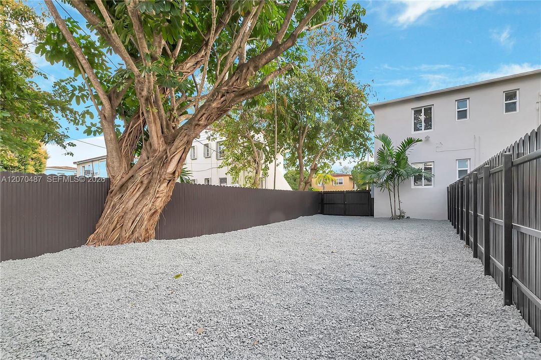 For Rent: $3,200 (2 beds, 1 baths, 750 Square Feet)