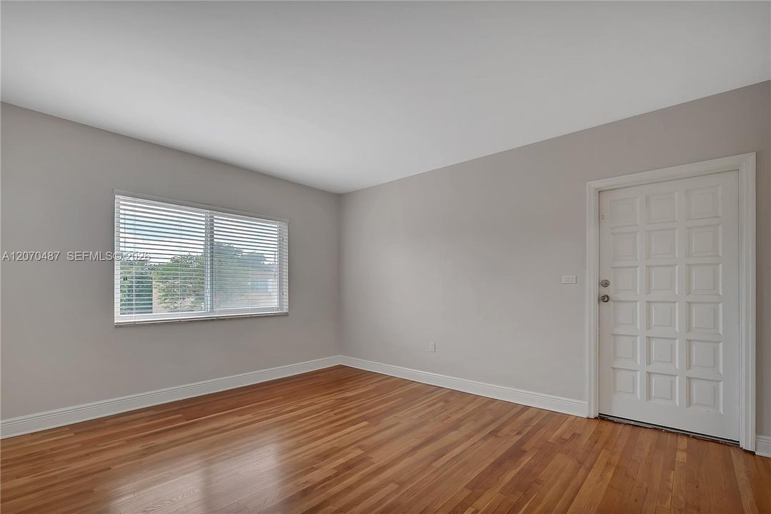 For Rent: $3,200 (2 beds, 1 baths, 750 Square Feet)