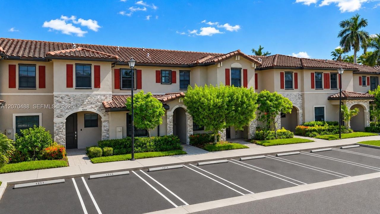 For Sale: $399,999 (3 beds, 3 baths, 1326 Square Feet)