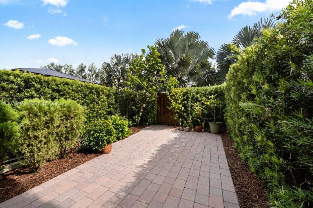 For Sale: $399,999 (3 beds, 3 baths, 1326 Square Feet)