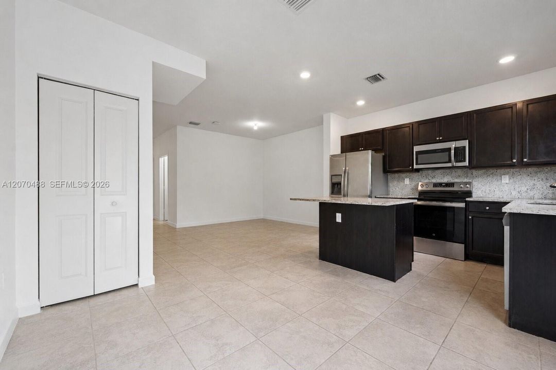 For Sale: $399,999 (3 beds, 3 baths, 1326 Square Feet)