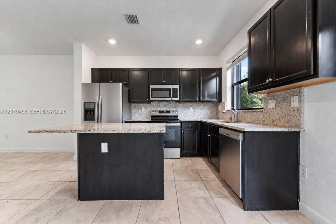 For Sale: $399,999 (3 beds, 3 baths, 1326 Square Feet)