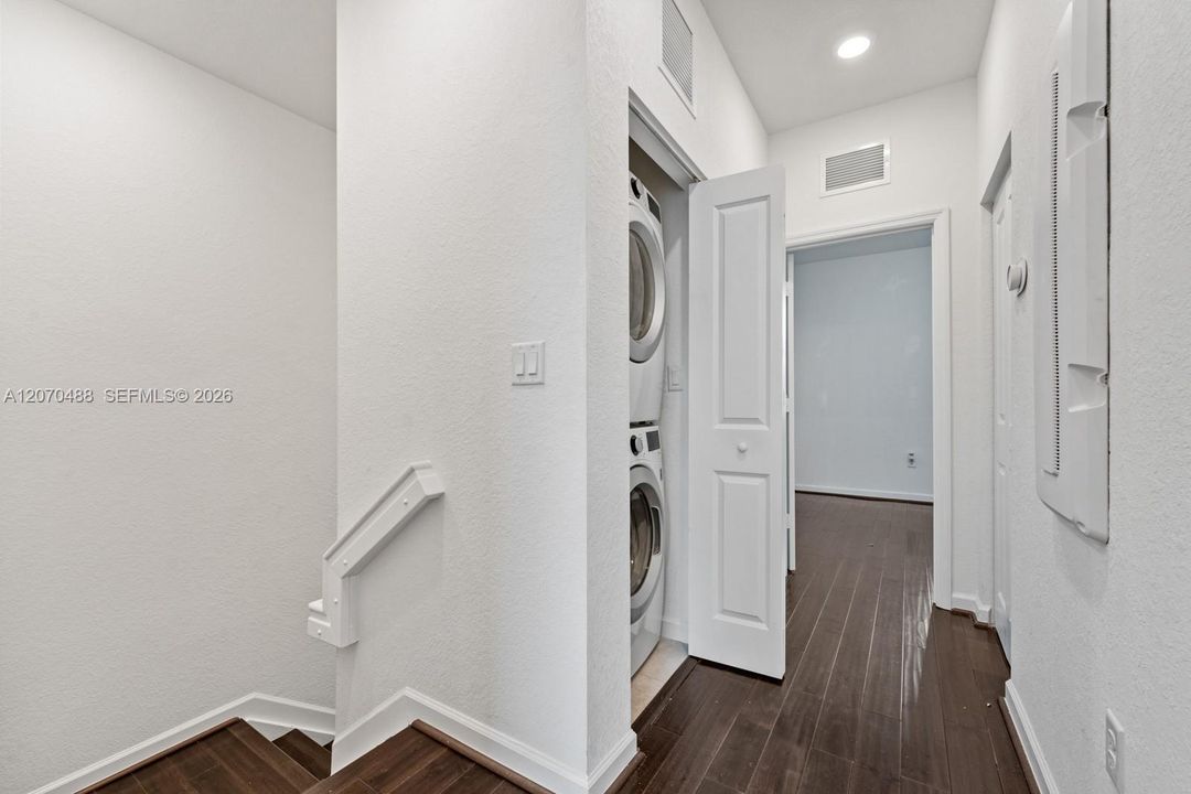 For Sale: $399,999 (3 beds, 3 baths, 1326 Square Feet)
