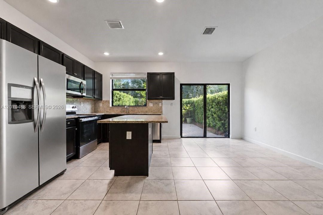 For Sale: $399,999 (3 beds, 3 baths, 1326 Square Feet)