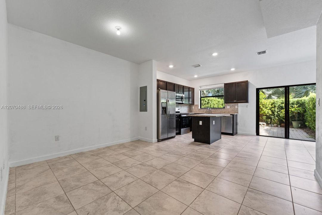 For Sale: $399,999 (3 beds, 3 baths, 1326 Square Feet)