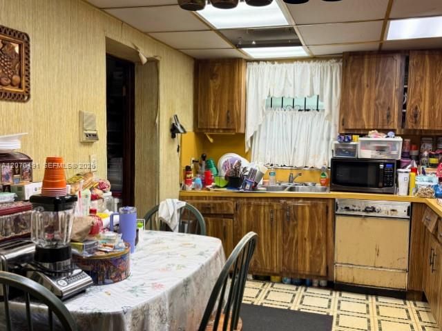 На продажу: $450,000 (4 спален, 2 ванн, 1945 Квадратных фут)