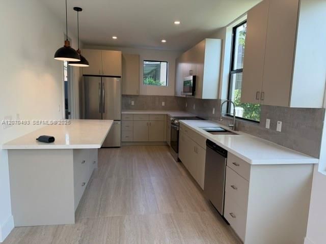 For Sale: $1,583,000 (5 beds, 5 baths, 2600 Square Feet)