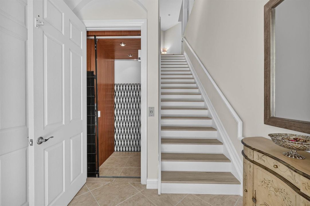 Stairs/Elevator