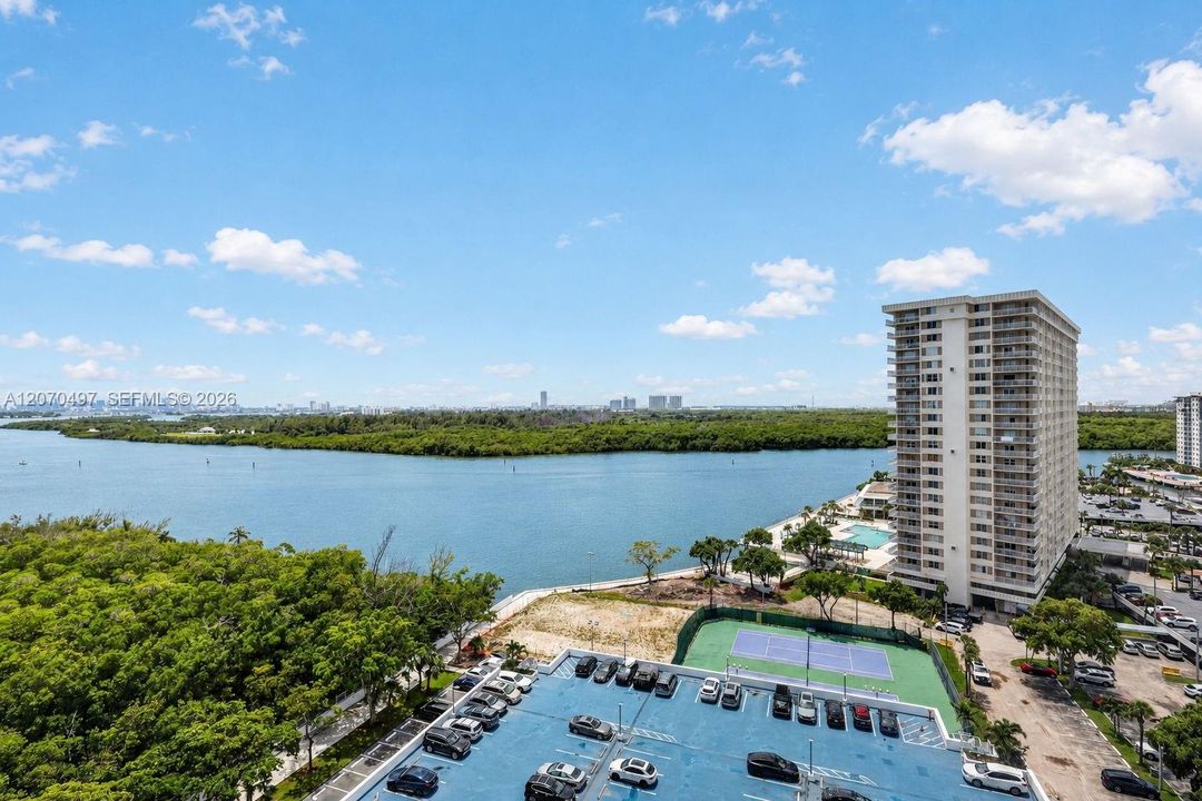 For Sale: $768,000 (2 beds, 2 baths, 1521 Square Feet)