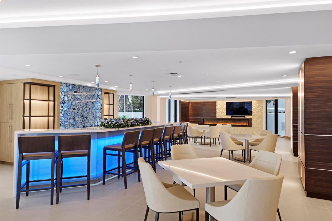 Dining & Bar