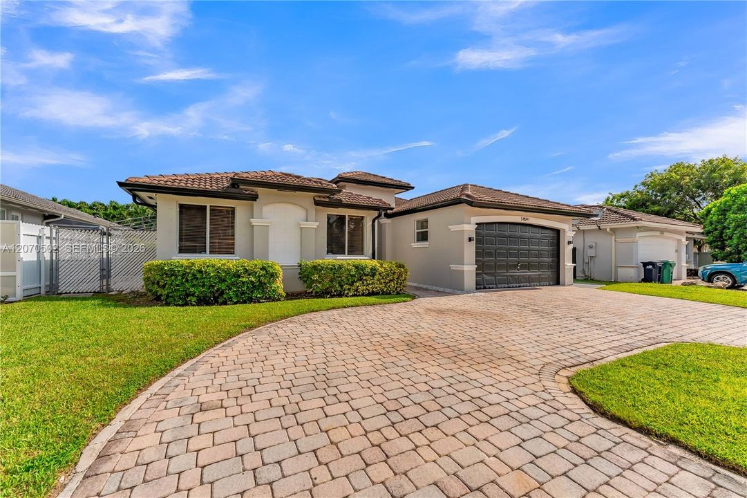 For Sale: $1,100,000 (4 beds, 3 baths, 2736 Square Feet)