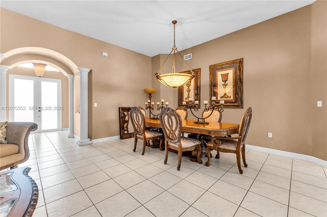 For Sale: $1,100,000 (4 beds, 3 baths, 2736 Square Feet)