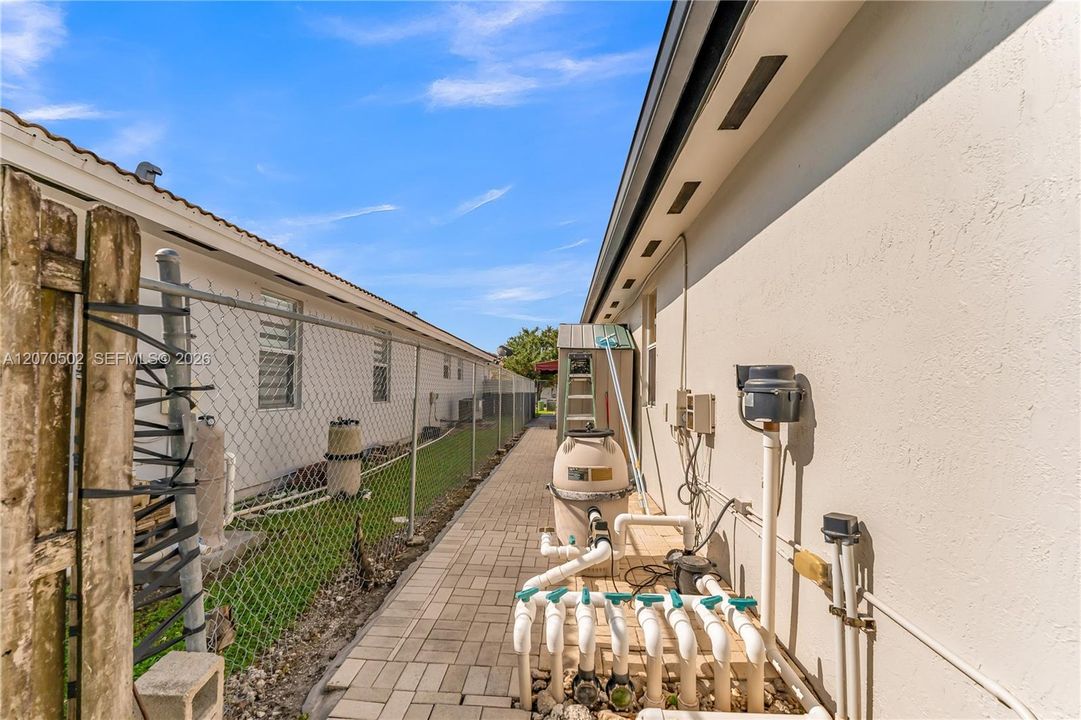 For Sale: $1,100,000 (4 beds, 3 baths, 2736 Square Feet)