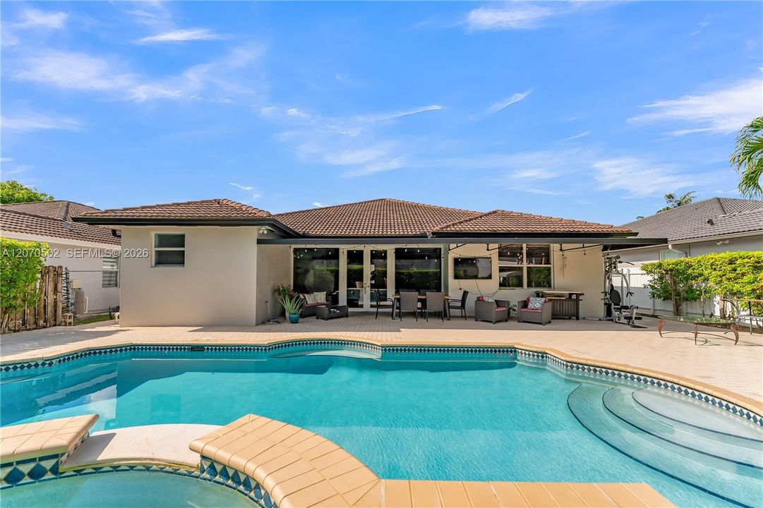 For Sale: $1,100,000 (4 beds, 3 baths, 2736 Square Feet)