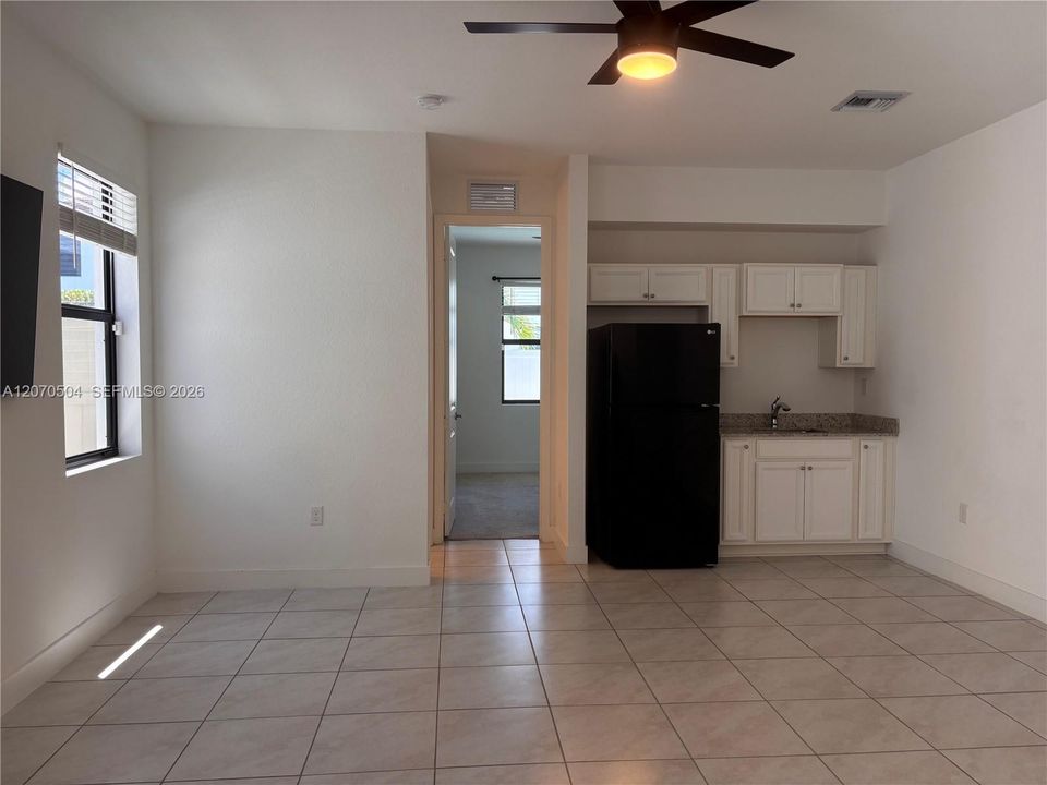 For Rent: $1,800 (1 beds, 1 baths, 2761 Square Feet)
