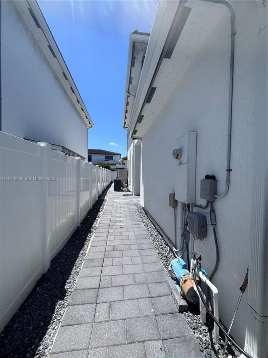 For Rent: $1,800 (1 beds, 1 baths, 2761 Square Feet)