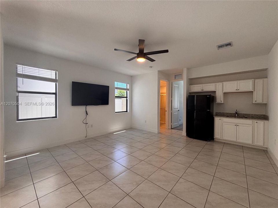 For Rent: $1,800 (1 beds, 1 baths, 2761 Square Feet)