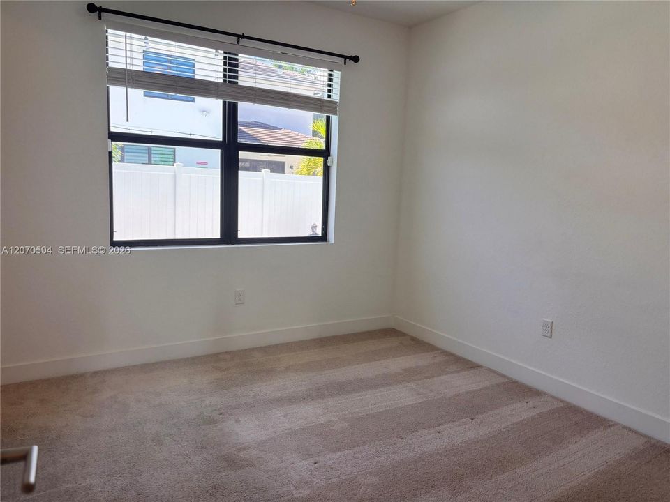 For Rent: $1,800 (1 beds, 1 baths, 2761 Square Feet)