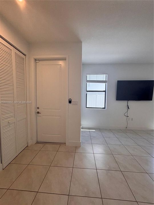 For Rent: $1,800 (1 beds, 1 baths, 2761 Square Feet)