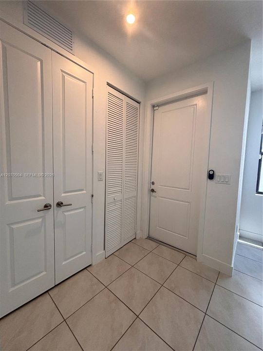 For Rent: $1,800 (1 beds, 1 baths, 2761 Square Feet)