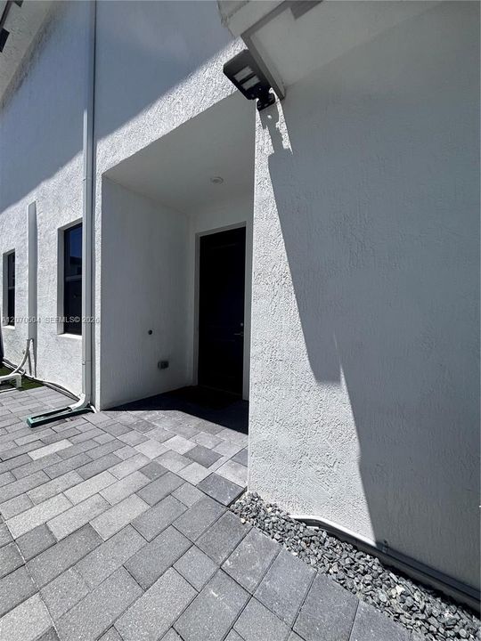 For Rent: $1,800 (1 beds, 1 baths, 2761 Square Feet)