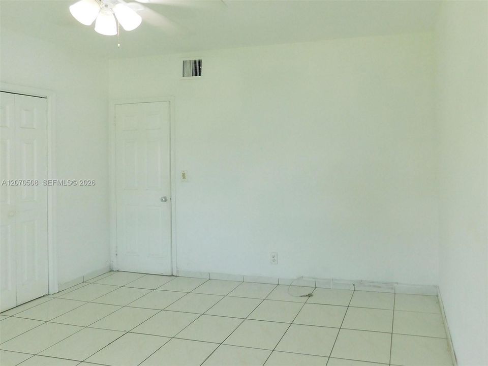 For Rent: $1,950 (2 beds, 1 baths, 899 Square Feet)