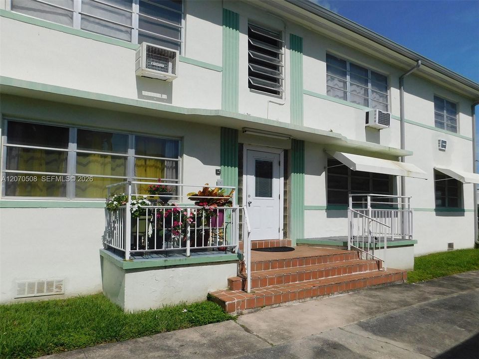 For Rent: $1,950 (2 beds, 1 baths, 899 Square Feet)