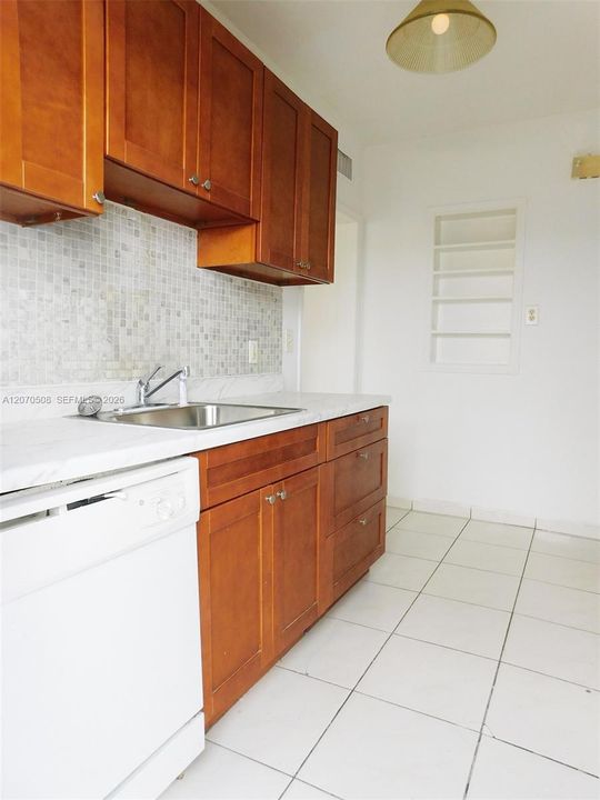 For Rent: $1,950 (2 beds, 1 baths, 899 Square Feet)