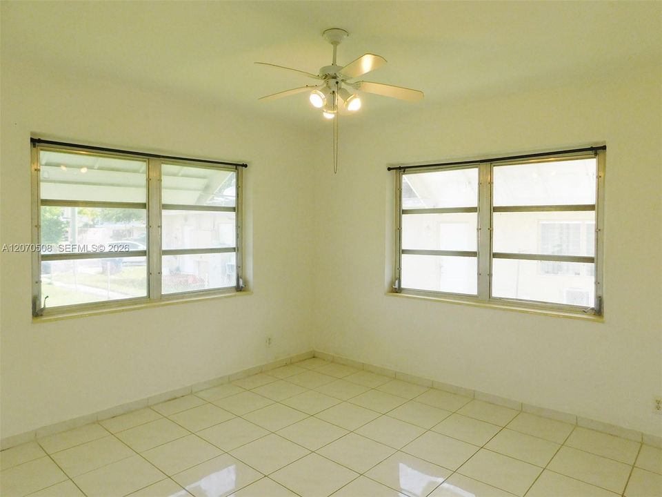 For Rent: $1,950 (2 beds, 1 baths, 899 Square Feet)