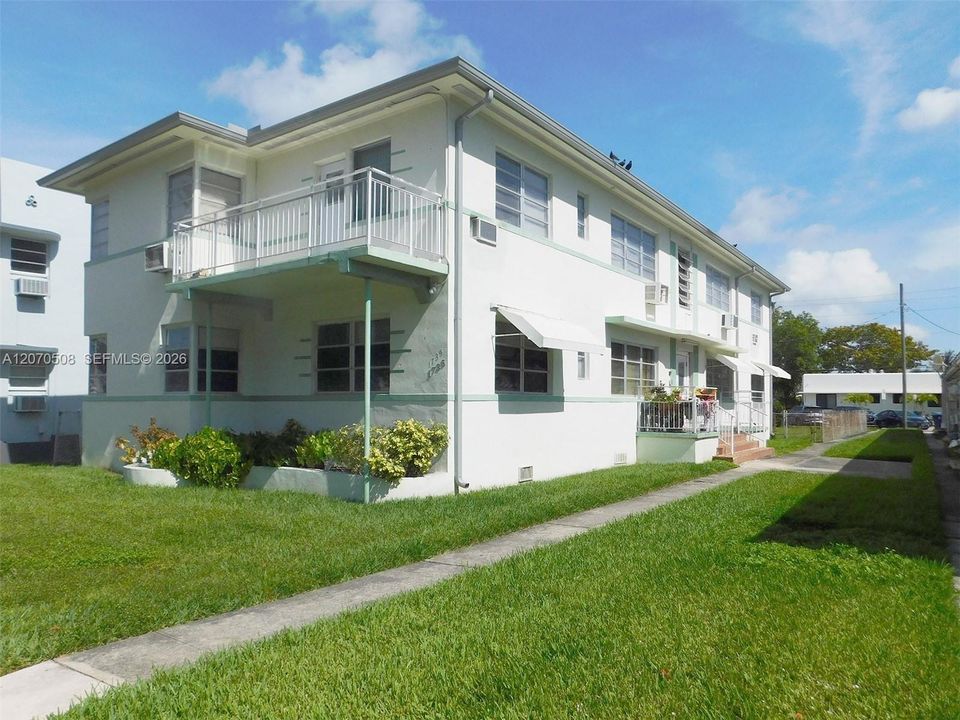 For Rent: $1,950 (2 beds, 1 baths, 899 Square Feet)