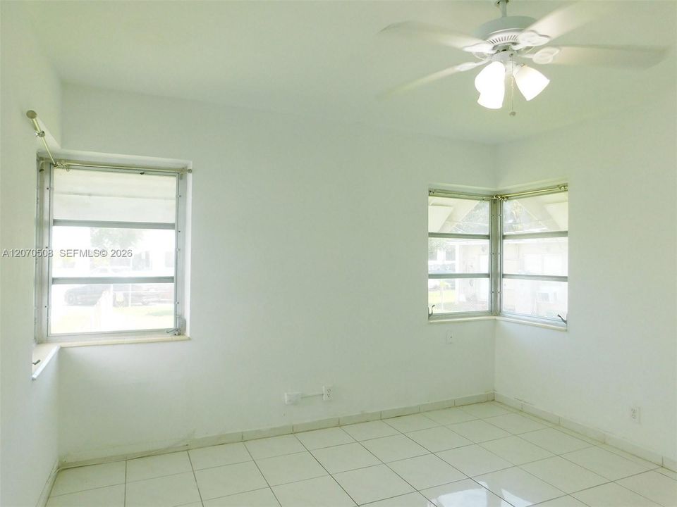 For Rent: $1,950 (2 beds, 1 baths, 899 Square Feet)