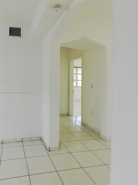 For Rent: $1,950 (2 beds, 1 baths, 899 Square Feet)