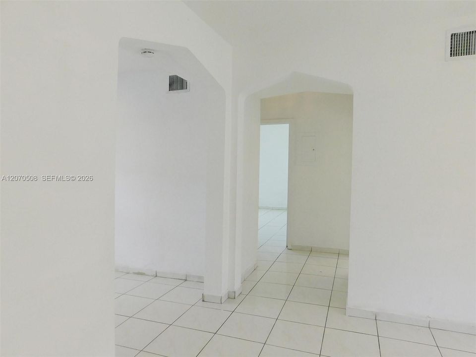 For Rent: $1,950 (2 beds, 1 baths, 899 Square Feet)