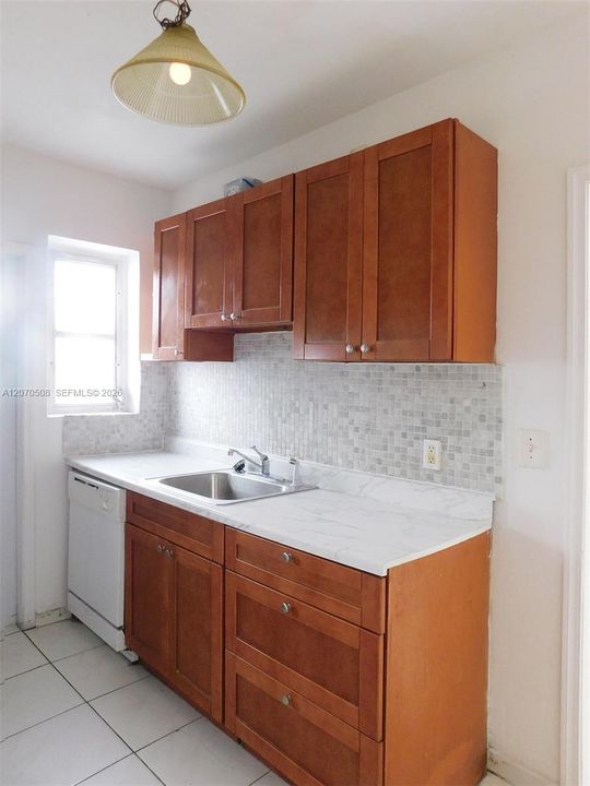 For Rent: $1,950 (2 beds, 1 baths, 899 Square Feet)