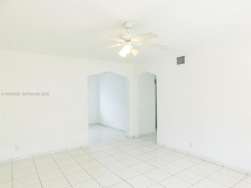 For Rent: $1,950 (2 beds, 1 baths, 899 Square Feet)