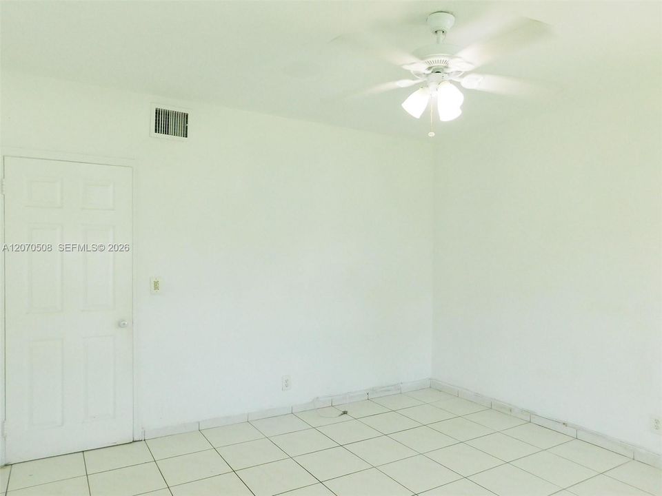 For Rent: $1,950 (2 beds, 1 baths, 899 Square Feet)