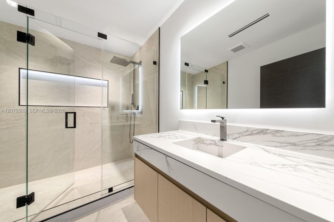 В аренду: $45,000 (5 спален, 5 ванн, 4646 Квадратных фут)