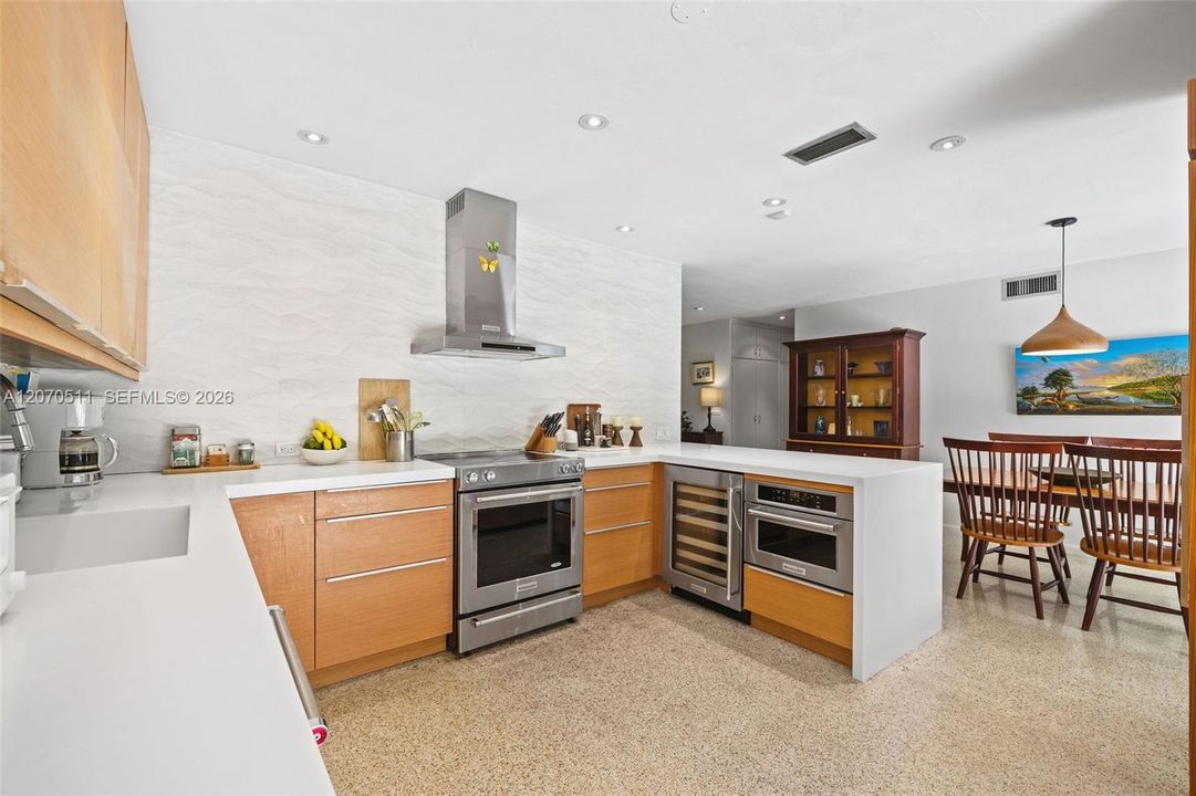 For Sale: $1,380,000 (3 beds, 2 baths, 1564 Square Feet)