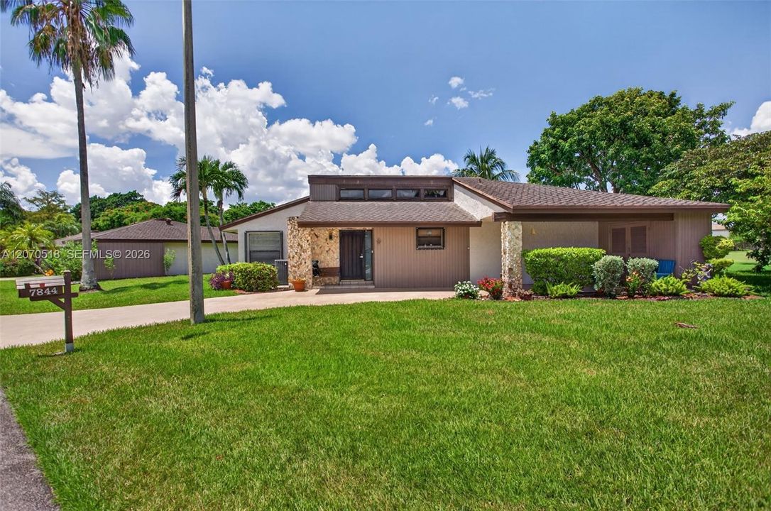 For Sale: $390,000 (2 beds, 2 baths, 1684 Square Feet)